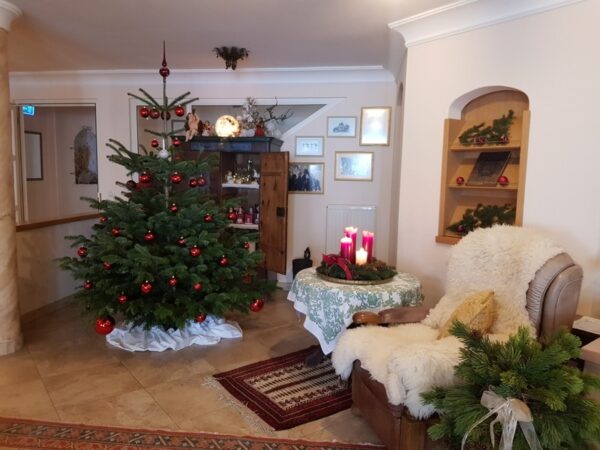 Geschmückter Weihnachtsbaum im Hotel Koch während der Bergweihnacht
