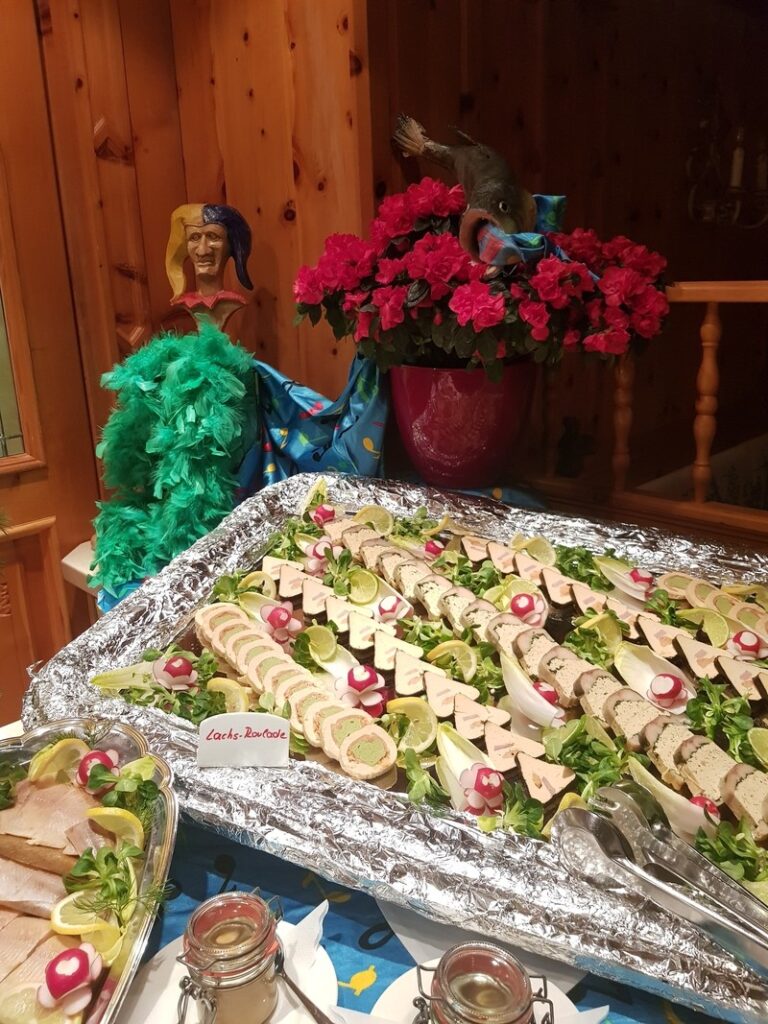 Buffet zu Fasching mit Lachs-Rouladen vom Restaurant des Hotel Koch