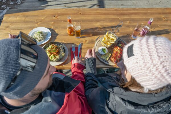 Paar beim Plaudern im Schnee auf einer Skihütte in Obertauern