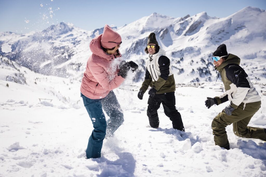 Freunde haben Spaß bei einer Schneeballschlacht