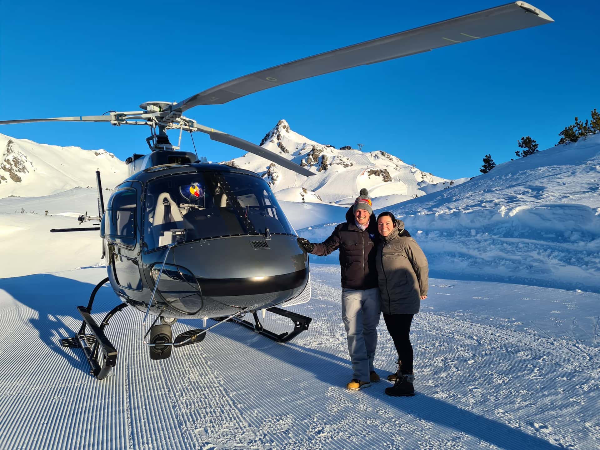 Thomas Morgenstern mit Elisabeth Koch beim Helikopter nach der Landung in Obertauern