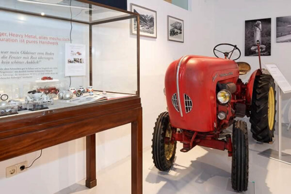 Impression eines alten Traktors in der Ausstellung Fahr(t)raum im Hotel Koch