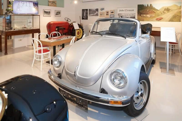 Impression eines alten VWs in der Ausstellung Fahr(t)raum im Hotel Koch