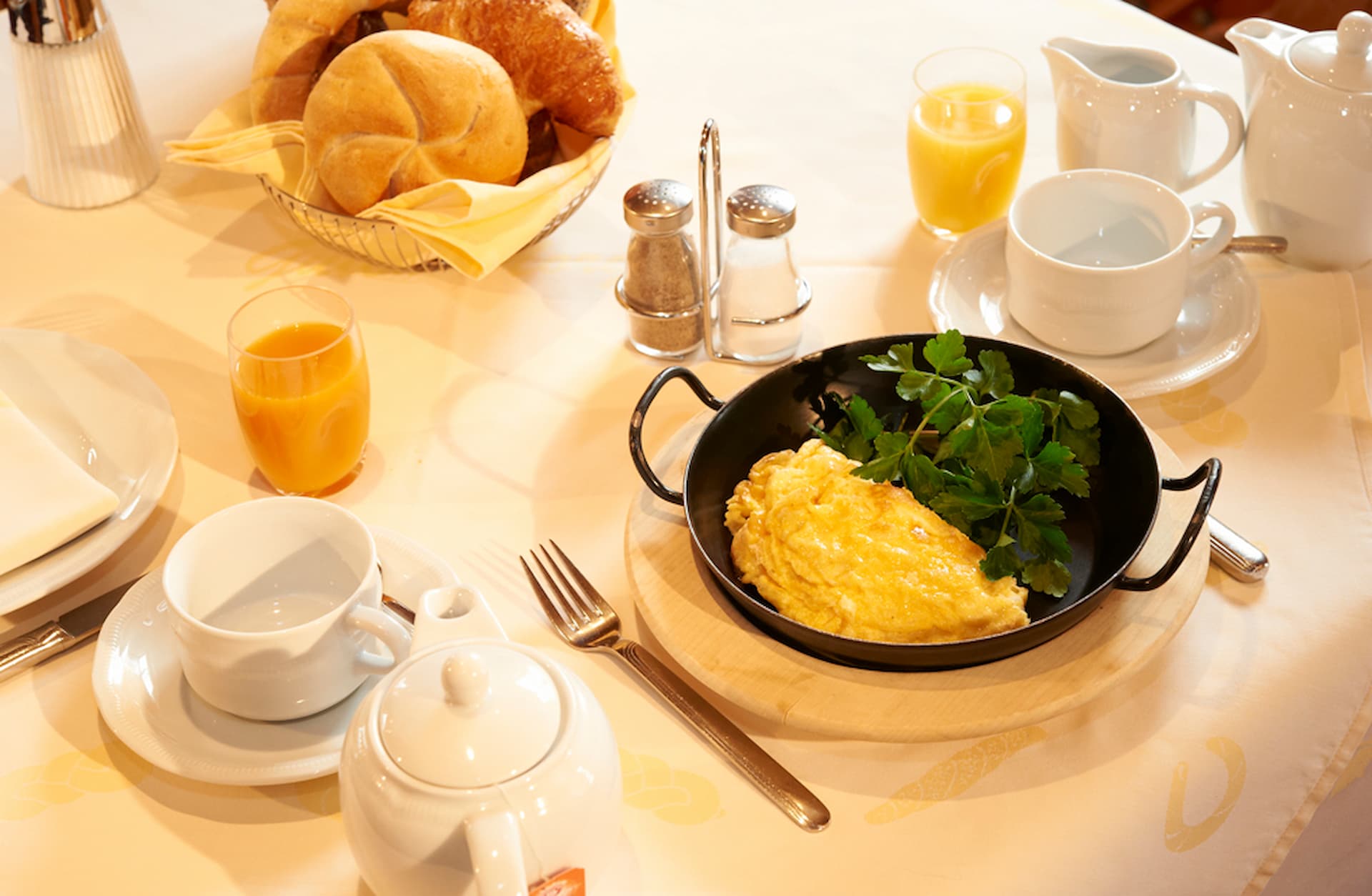 Ein köstliches Omlett aus Eiern zum Frühstück