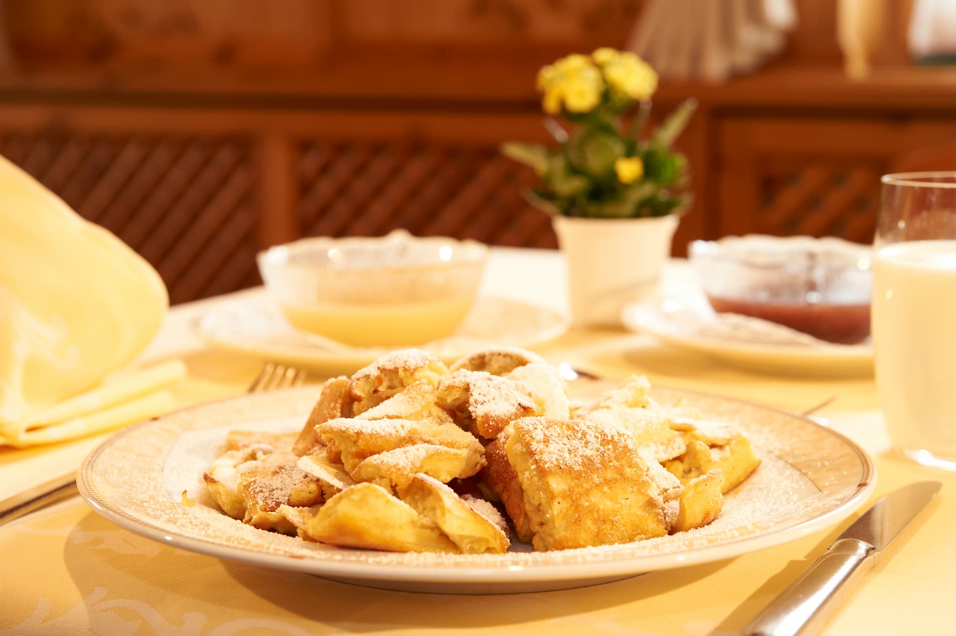 Köstlicher Kaiserschmarrn mit Zucker bestäubt