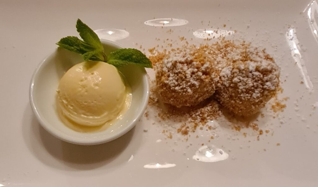 Marillenknödel mit einer Kugel Vanilleeis