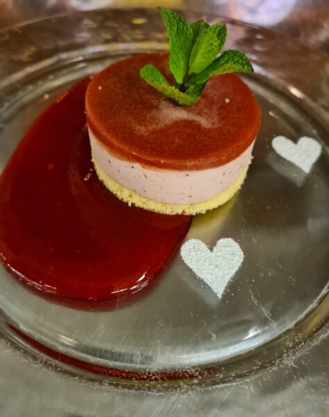 Ein Erdbeerparfait auf einem Erdbeerspiegel als kulinarisches Highlight des Restaurants