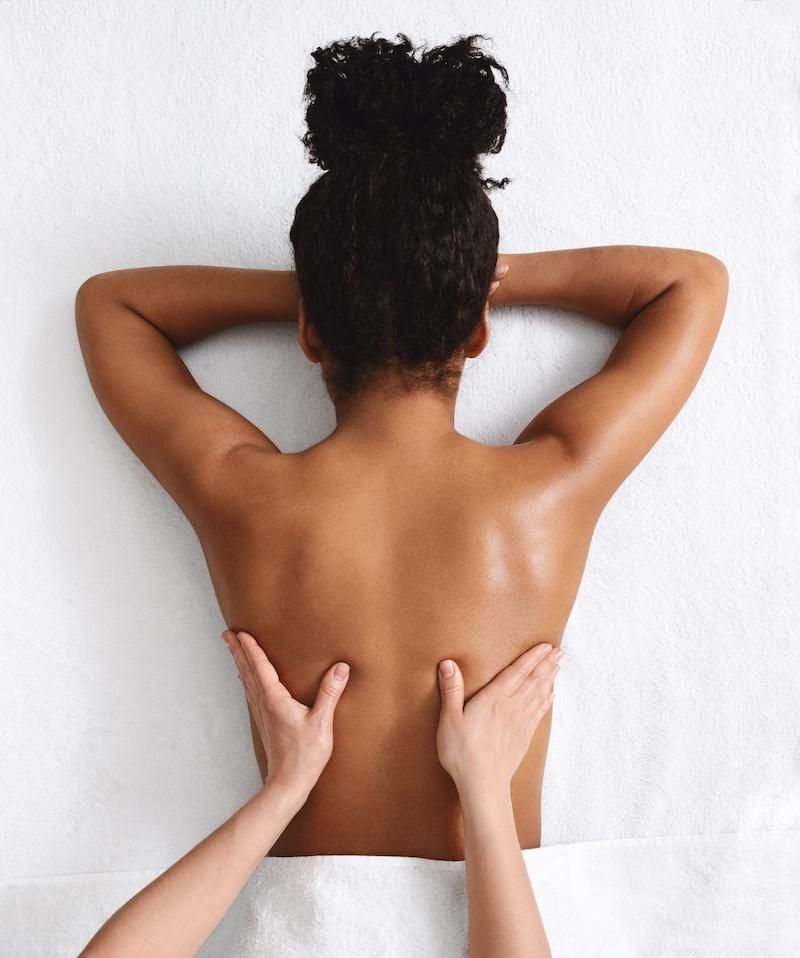 Eine entspannende Massage des Rückens durch einen der Masseure des Hotels