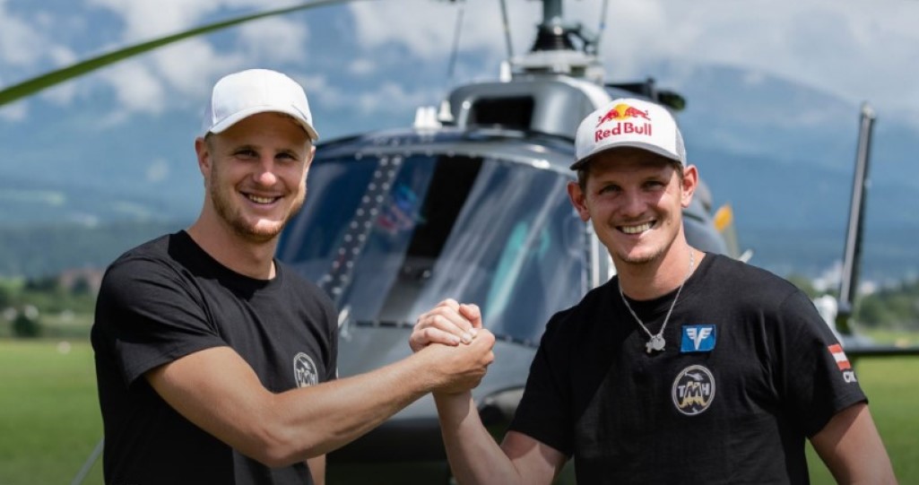 Thomas Morgenstern und Martin Hinteregger beim Helikopter