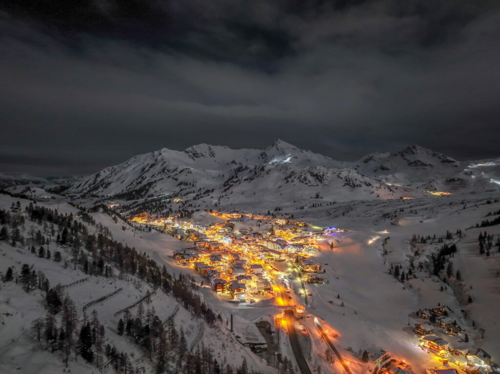 Blick auf den beleuchteten Ort Obertauern bei Nacht