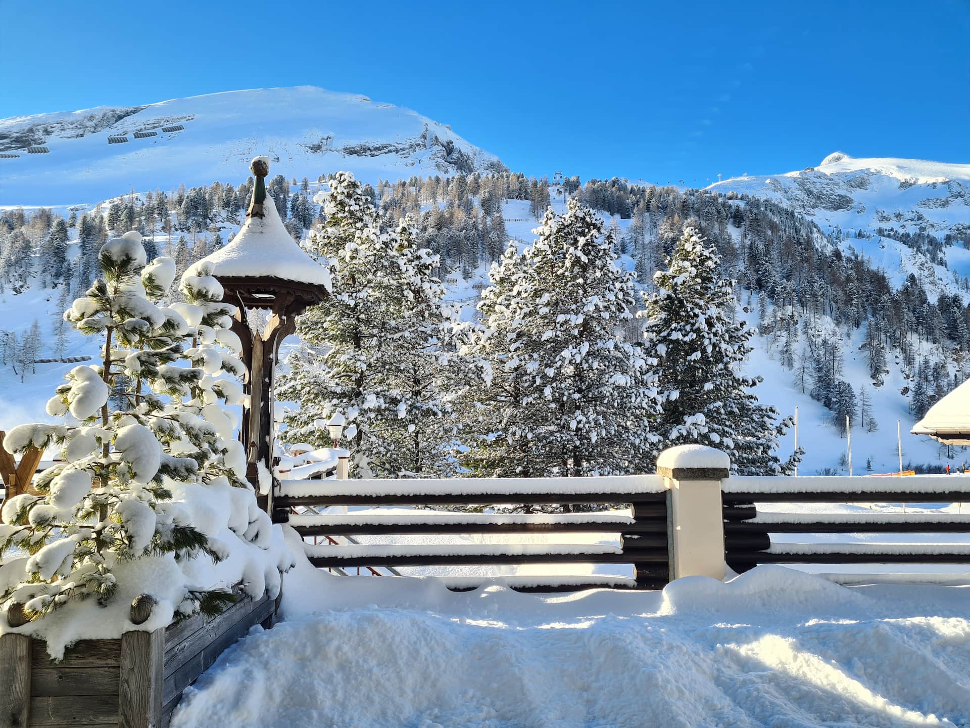 Aussicht von der Terrasse auf die herrlich verschneite Winterlandschaft Obertauerns