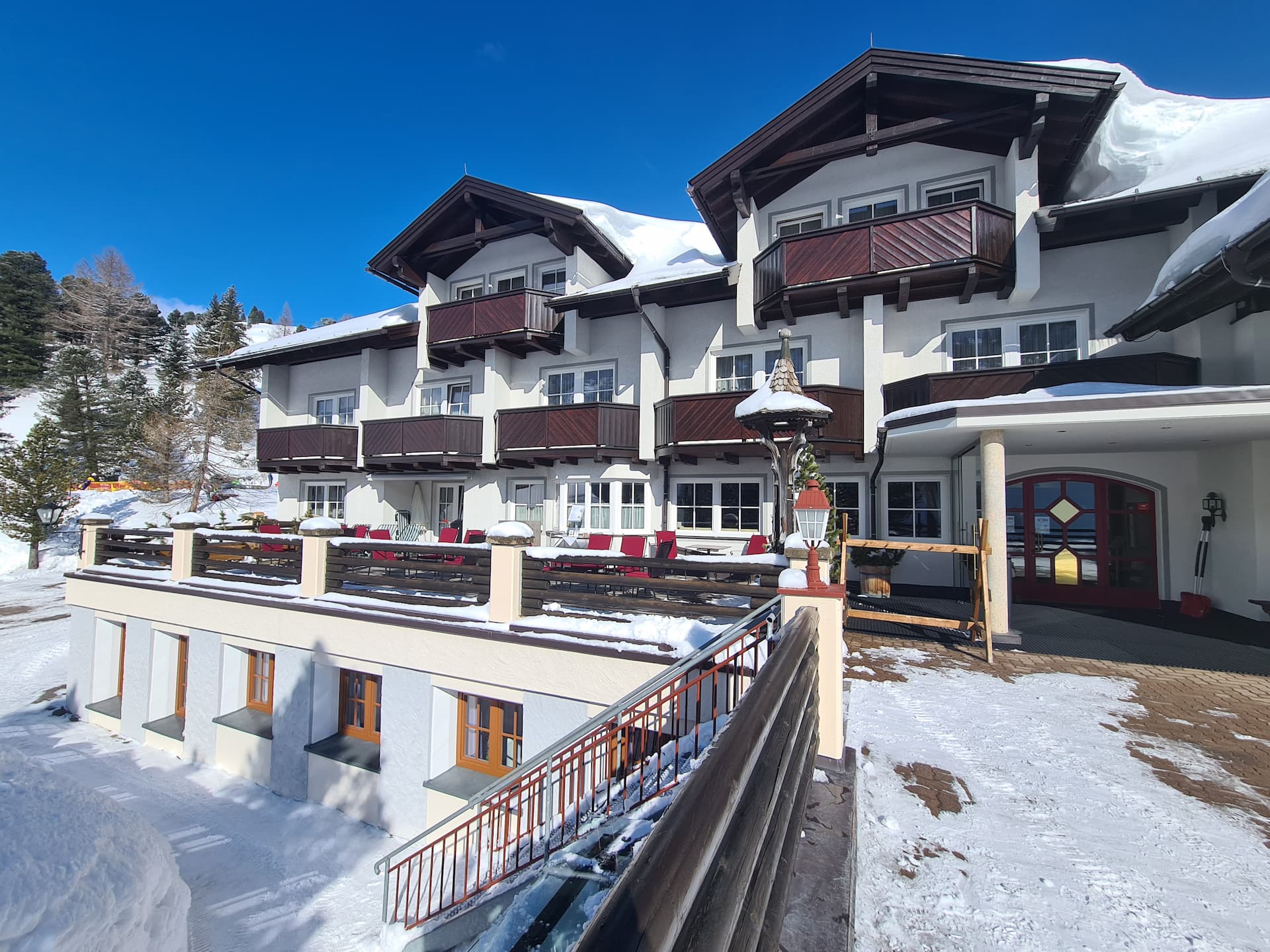 Frontansicht des Hotel Koch in Obertauern im Winter