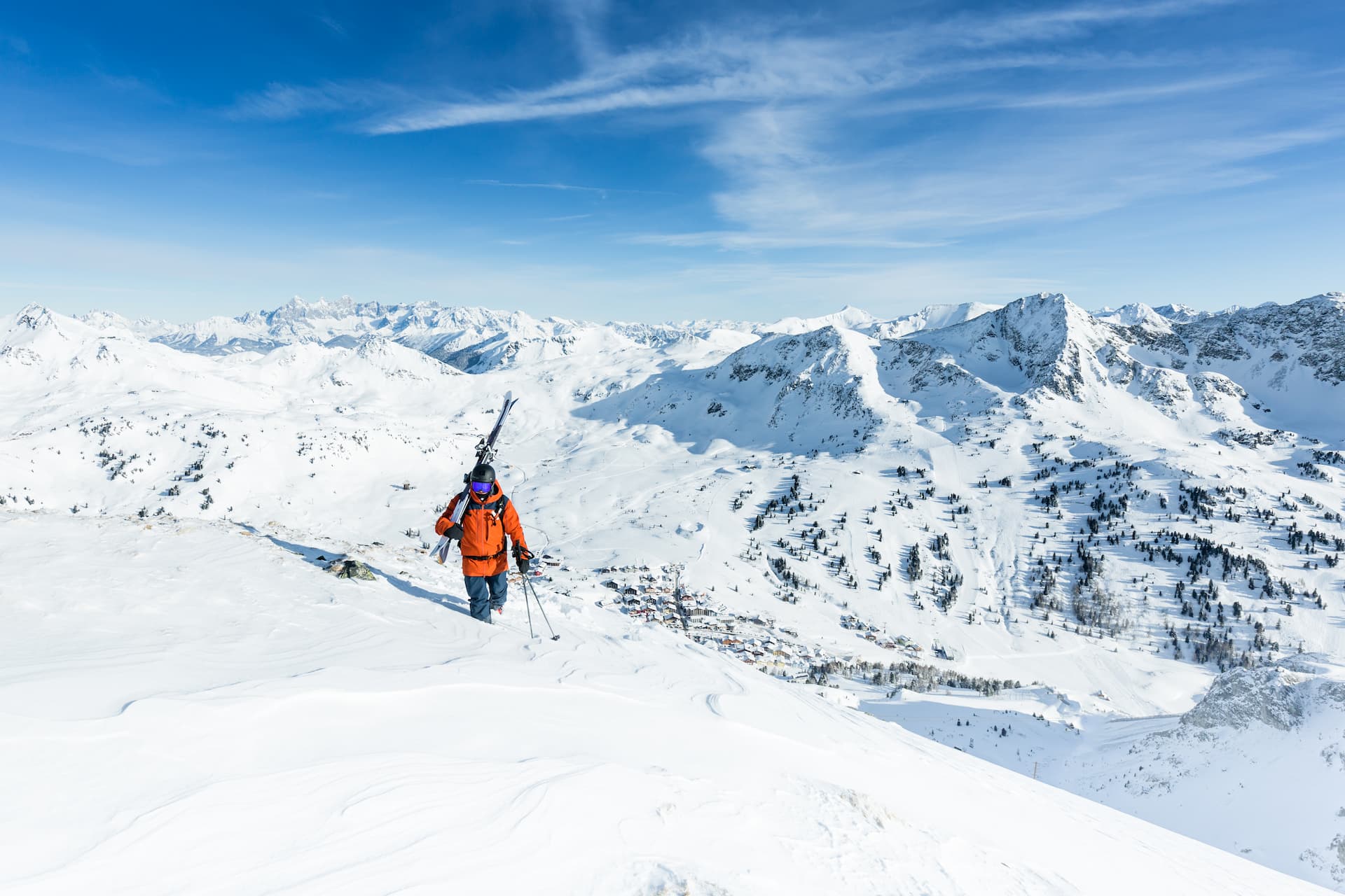 Freerider beim Aufstieg auf einen der unzähligen Gipfel in der Region Obertauern im Salzburger Land
