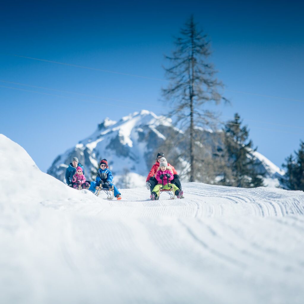 Familien beim Rodeln Obertauern