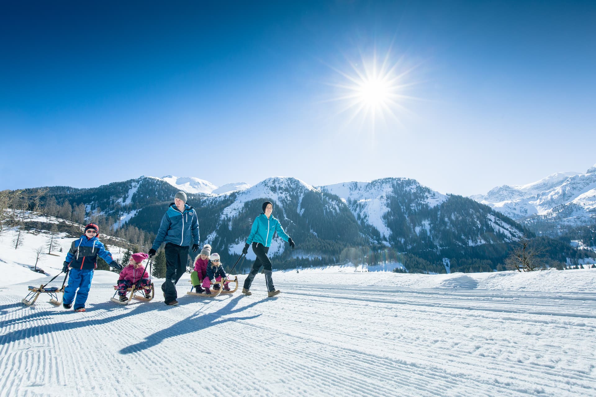 Familie beim Aufstieg zur Rodelbahn in Obertauern