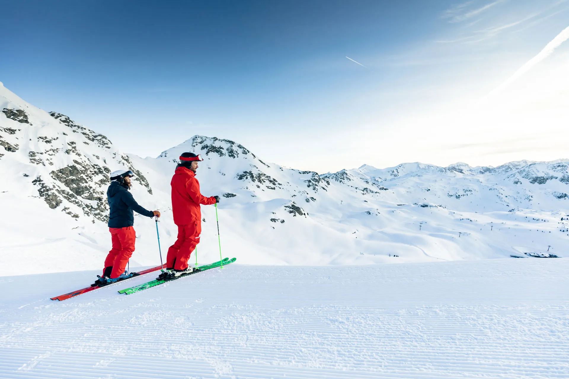 2 Skifahrer genießen den Blick auf die Landschaft in Obertauern