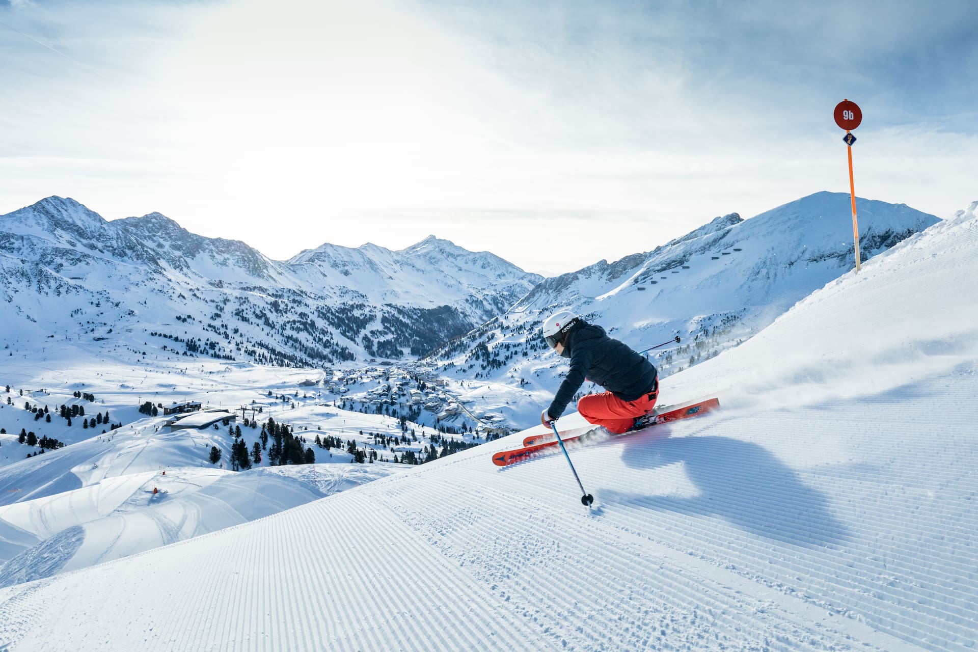 Frau bei der Abfahrt während des Skifahrens in Obertauern