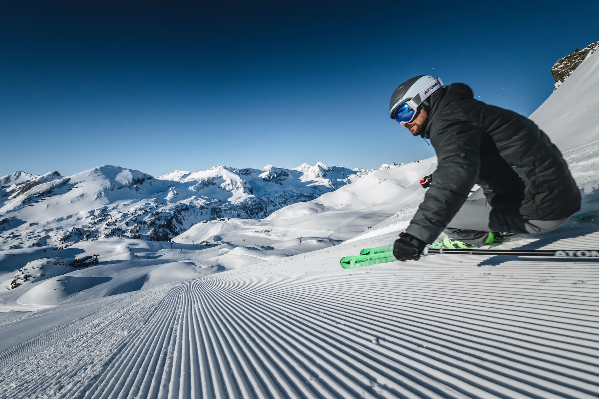 Skifahrer beim Carven auf den frischpräparierten Pisten Obertauerns