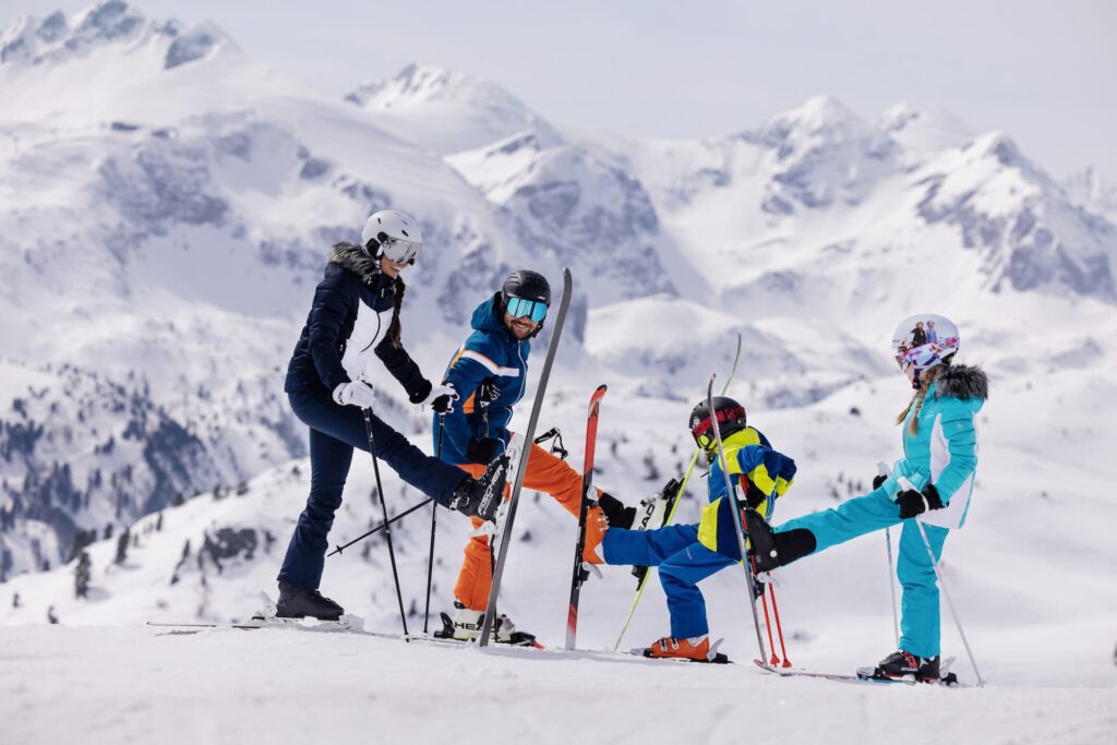 Familie macht eine kurze Pause während des Skifahrens