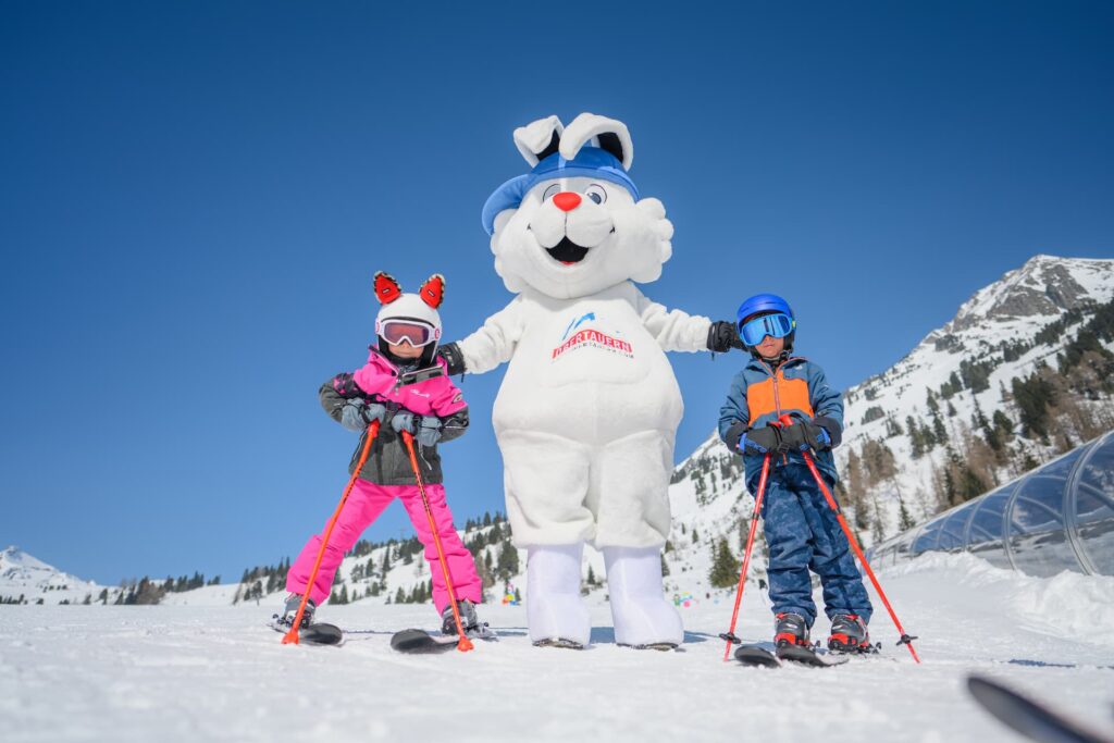 2 Kinder mit dem Skimaskottchen von Obertauern