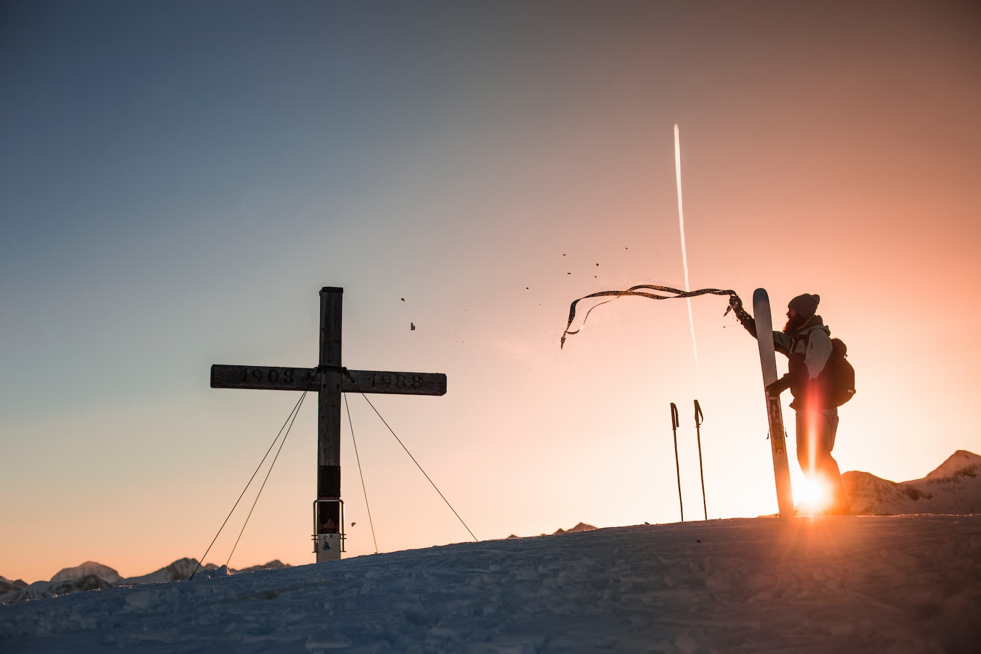 Skitour Obertauern bei Sonnenaufgang am Gipfelkreuz