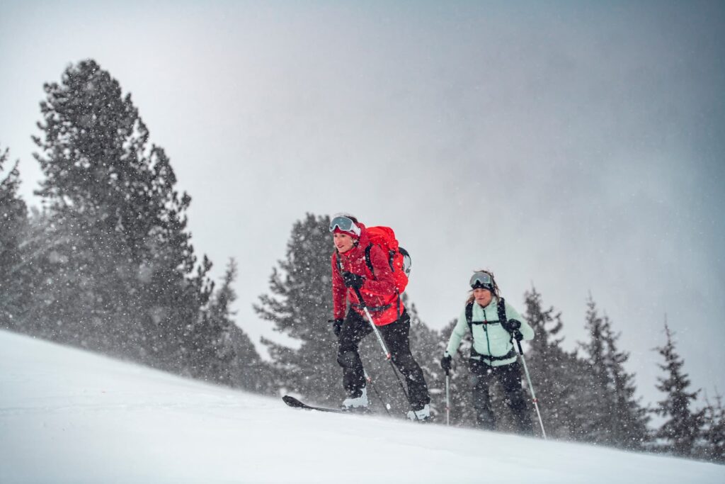 Zwei Frauen beim Anstieg während einer ihrer Skitouren in Obertauern