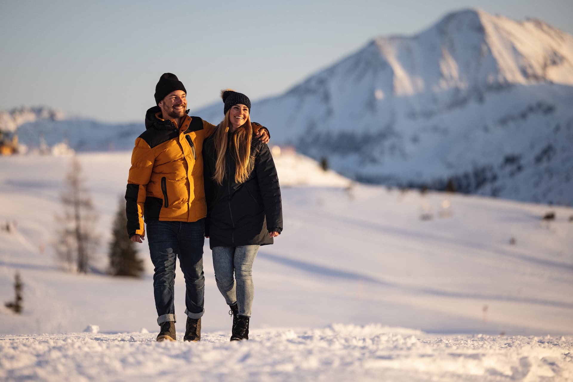 Ein Paar genießt die Natur beim Winterwandern in Obertauern
