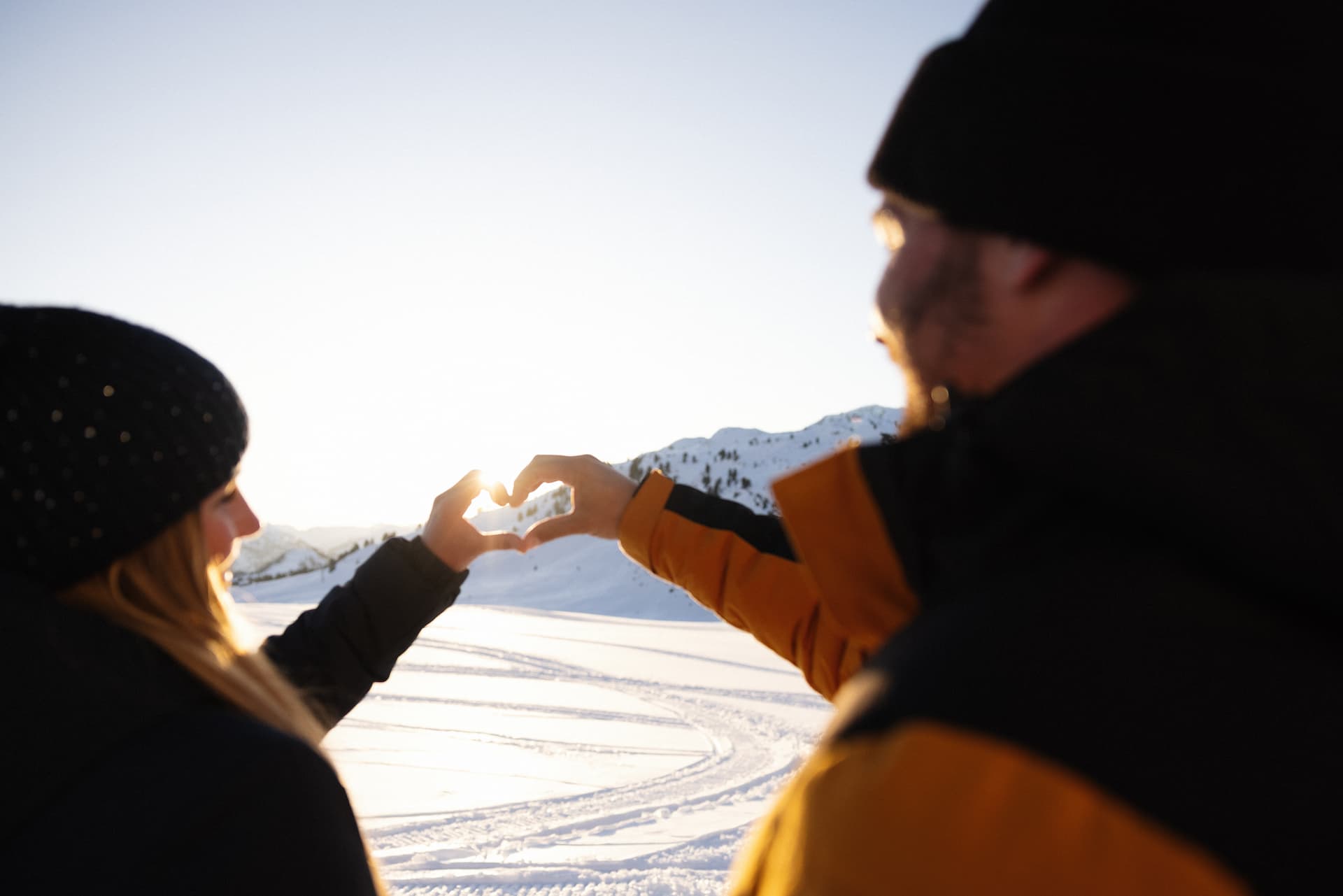 Ein Pärchen macht sich eine schöne Zeit beim Winterwandern Obertauern