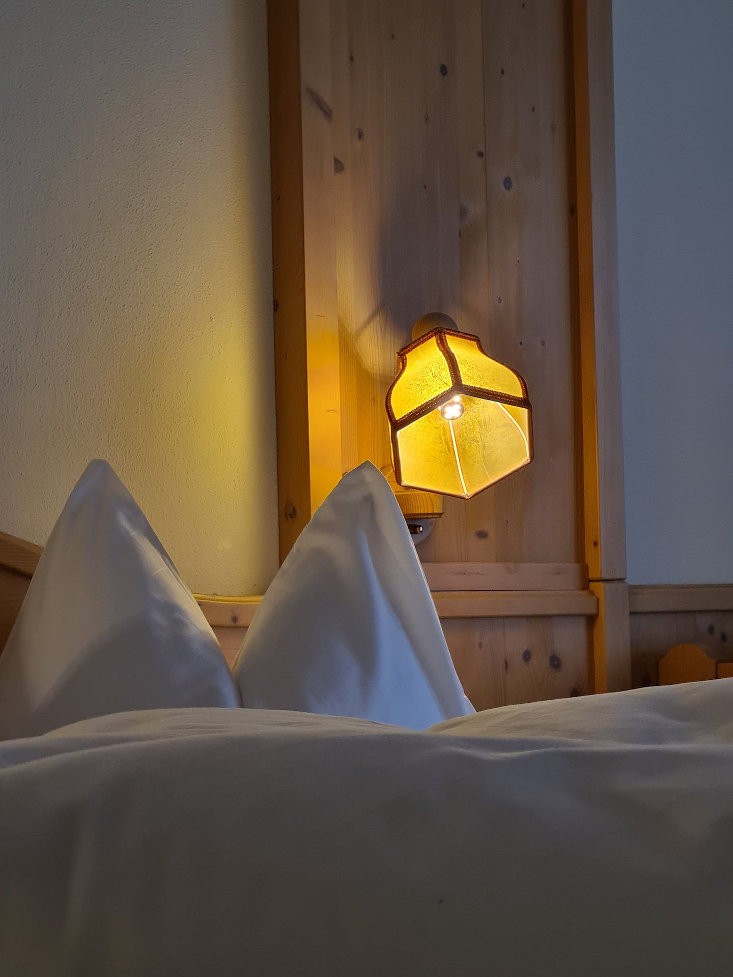 Bild vom Doppelbett eines unserer Zimmer in Obertauern