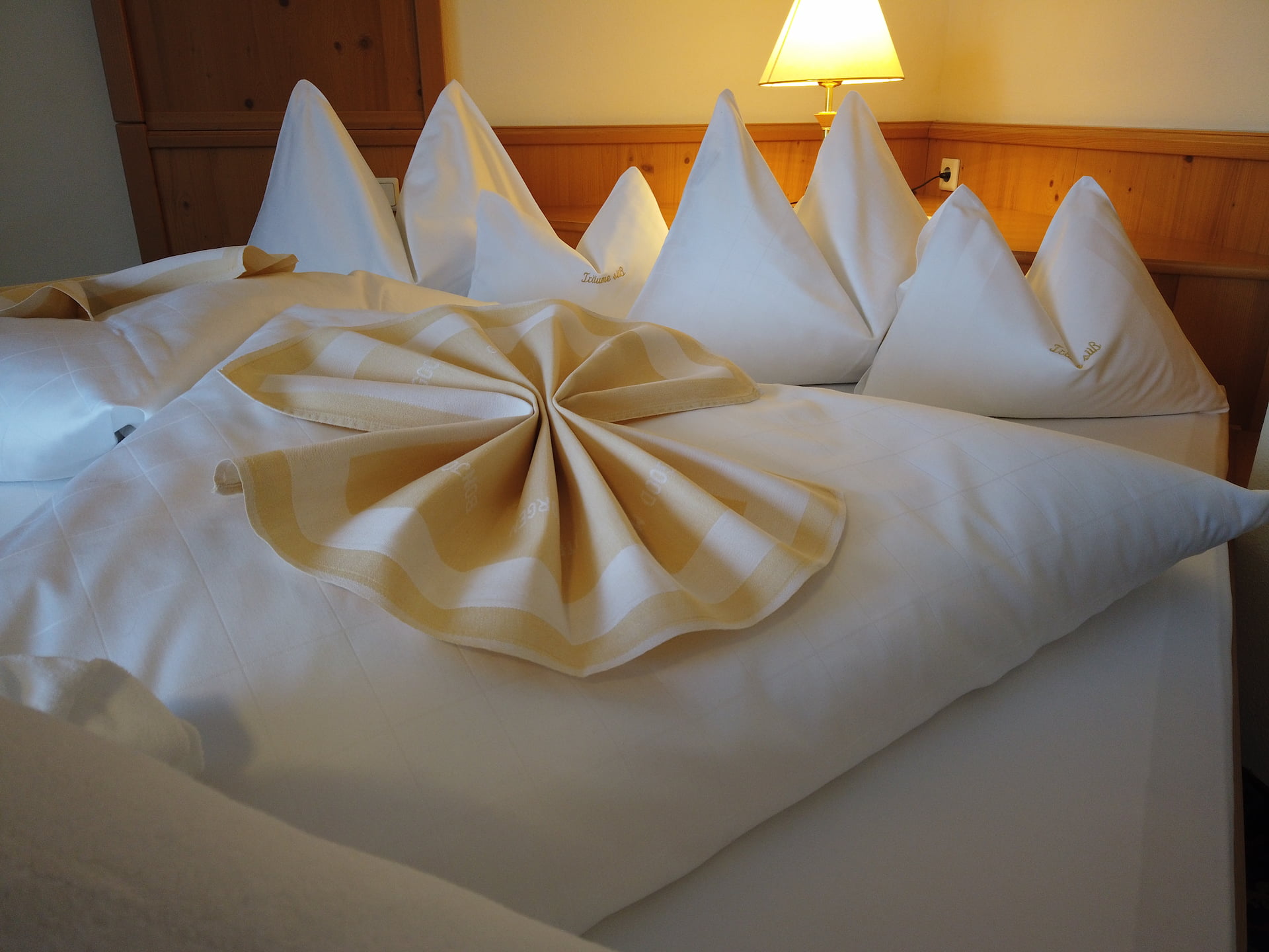 Liebevoll dekoriertes Doppelbett im Zimmer des Hotel Koch Obertauern