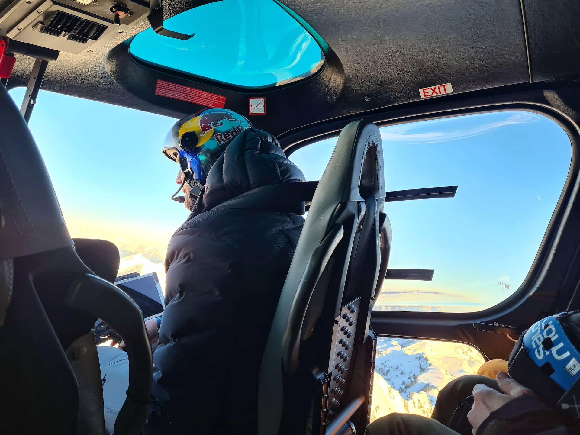 Blick vom Innenraum des Helikopters während des Flugs über Obertauern