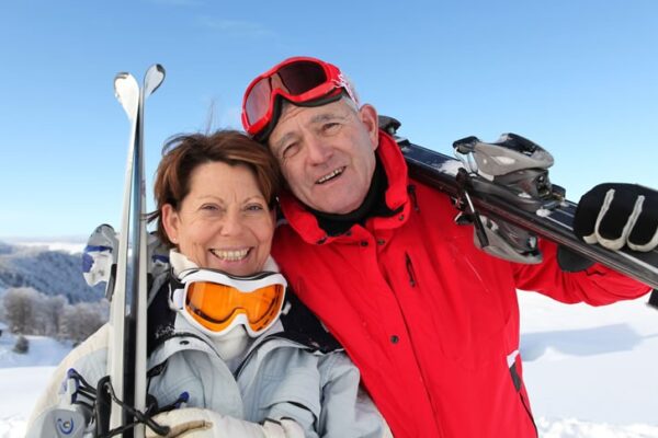 Älteres Ehepaar über 50 beim Skiurlaub in Obertauern