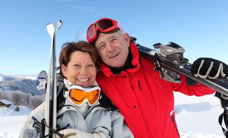 Älteres Ehepaar über 50 beim Skiurlaub in Obertauern